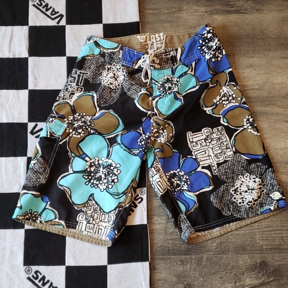 Lost swim trunks - Picture 2 of 7